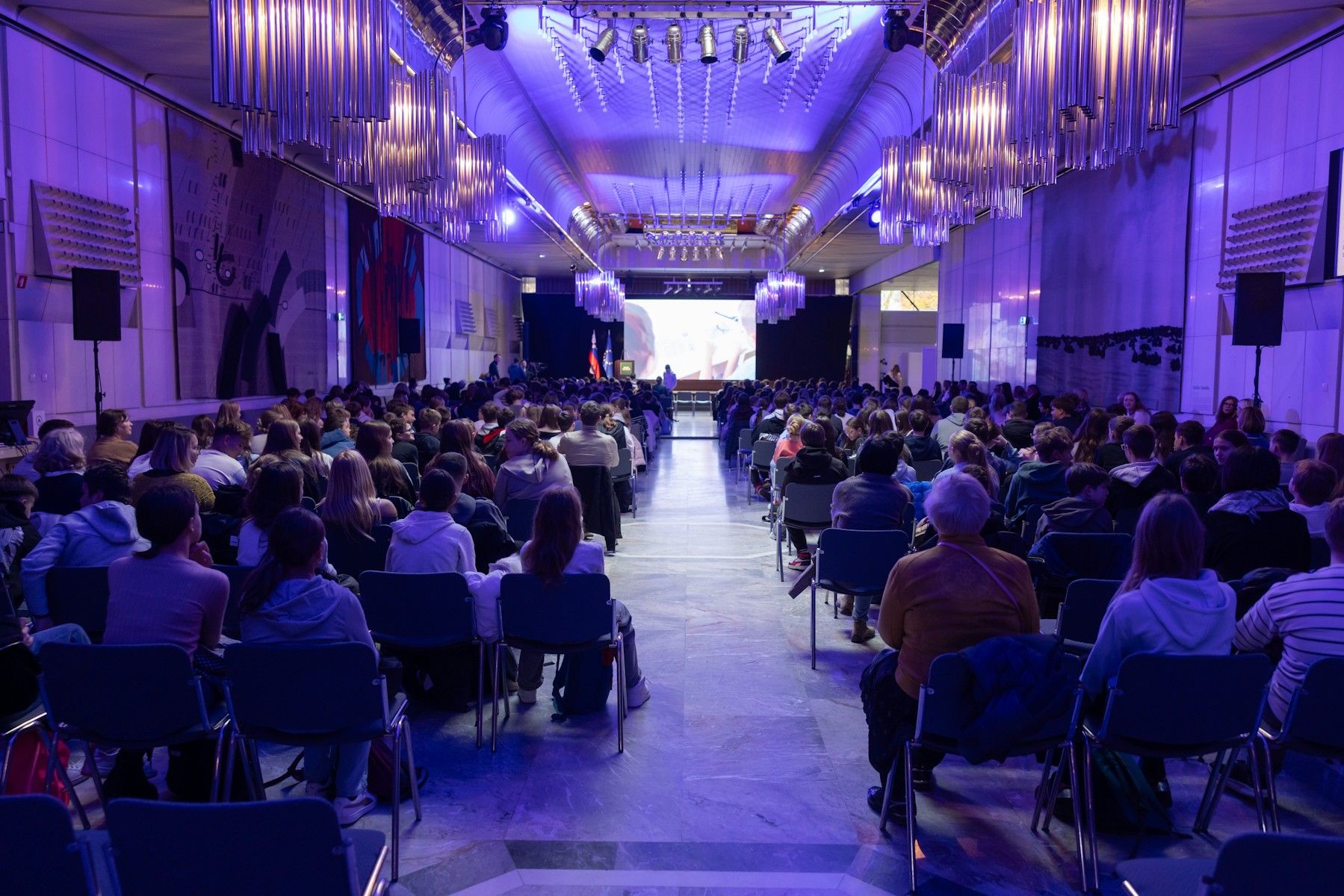 Dvorana v Cankarjevem domu polna otrok, ki spremljajo dogajanje na odru