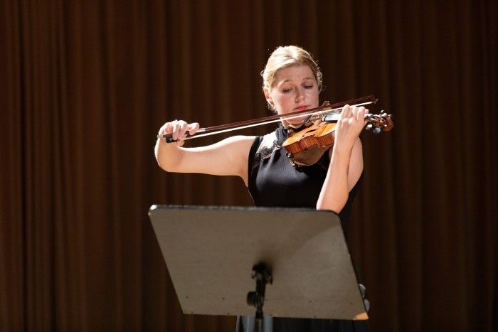 Glasbenica igra na violino v lasti Banke Slovenije