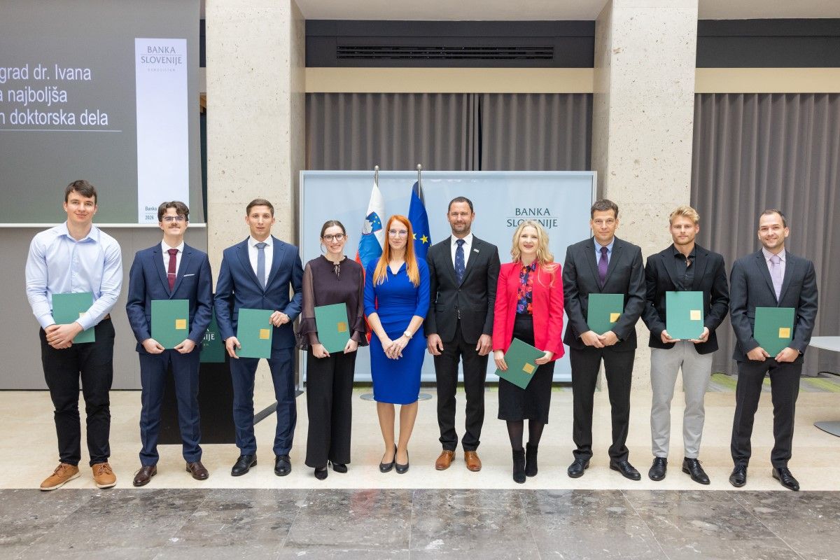 prejemniki Ribnikarjevih nagrad skupaj z guvernerjem dr. Primožem Dolencem