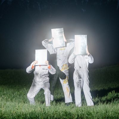 Trije ljudje s svetlečimi ploščami pred obrazi