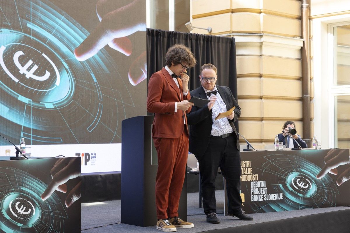 Juš in Rok na finalu prireditve Mojstri digitalne prihodnosti