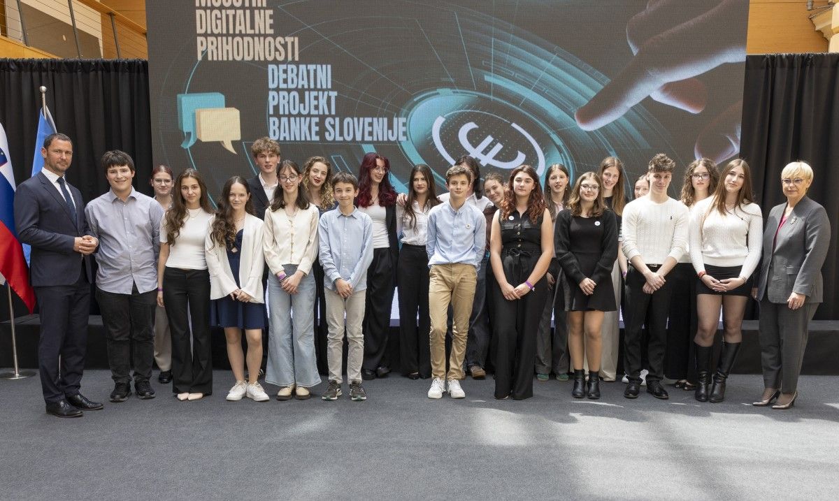 Nagrajenci projekta Mojstri digittalne prihodnosti predsednica republike dr. Nataša Pirc Musar in namestnik guvernerja dr. Primož Dolenc