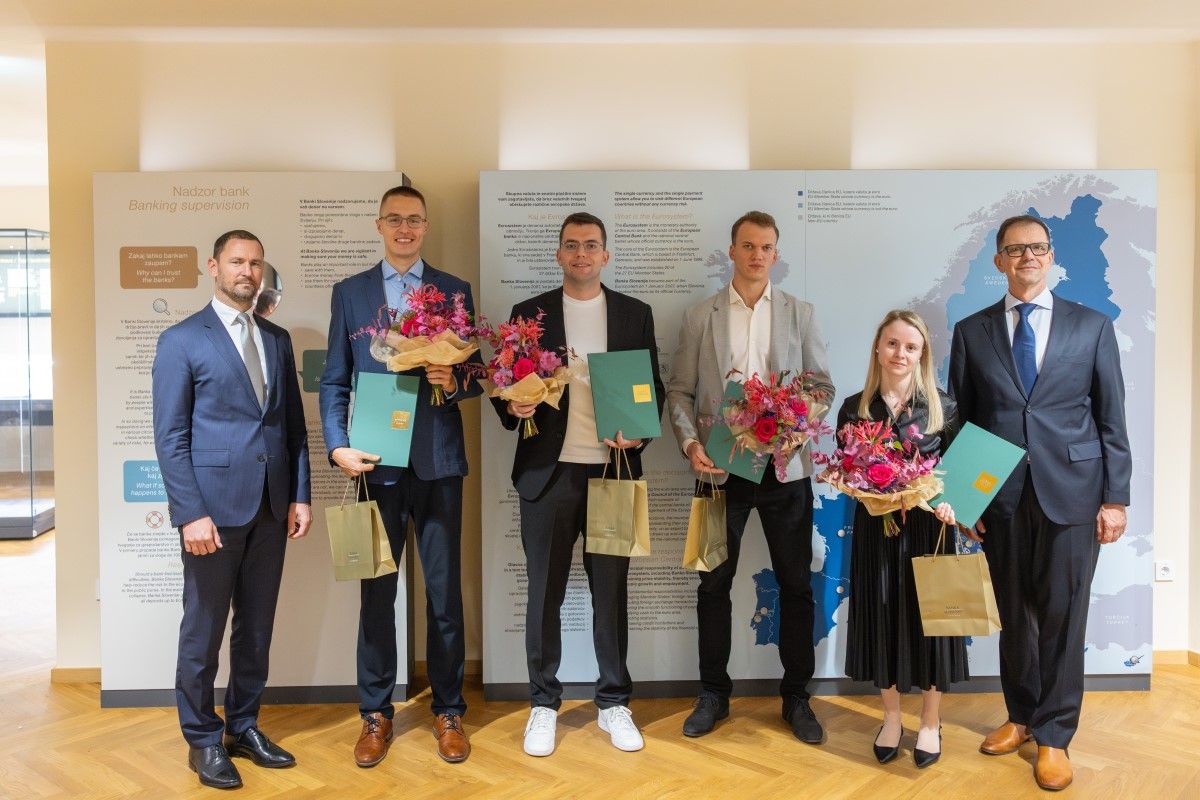 namestnik guvernerja Primož Dolenc, viceguverner Marko Pahor in štirje nagrajenci na skupinski sliki