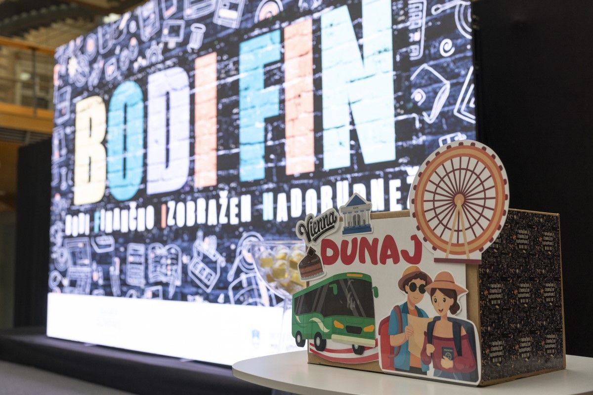 zaslon z napisom Bodifin, škatla z napisom Dunaj