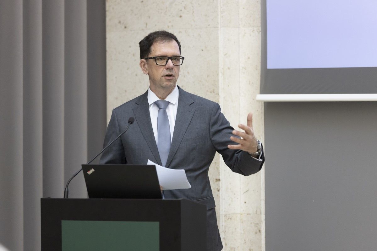 Vice guvernor Marko Pahor is speaking on international conference EIB