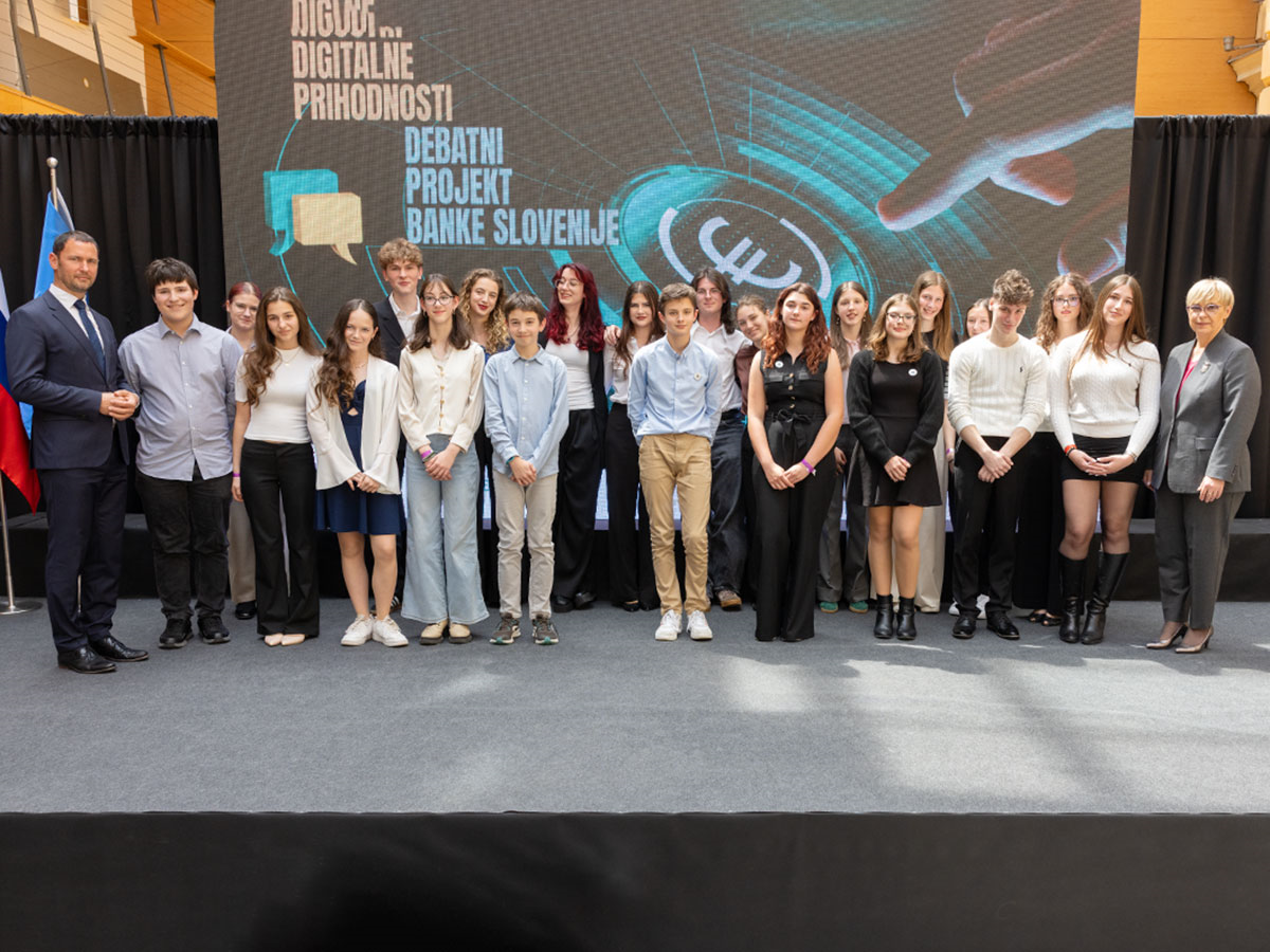 Dvorana v Cankarjevem domu polna otrok, ki spremljajo dogajanje na odru