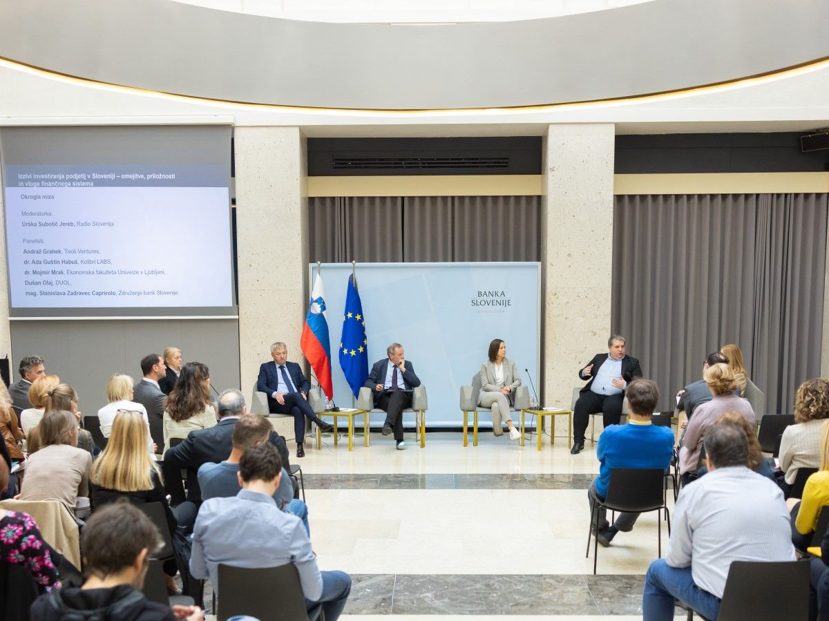 Okrogla miza - šest sogovornikov in publika