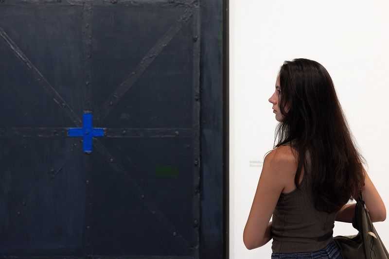 Obiskovalci si ogledujejo slike v Mali galeriji Banke Slovenije