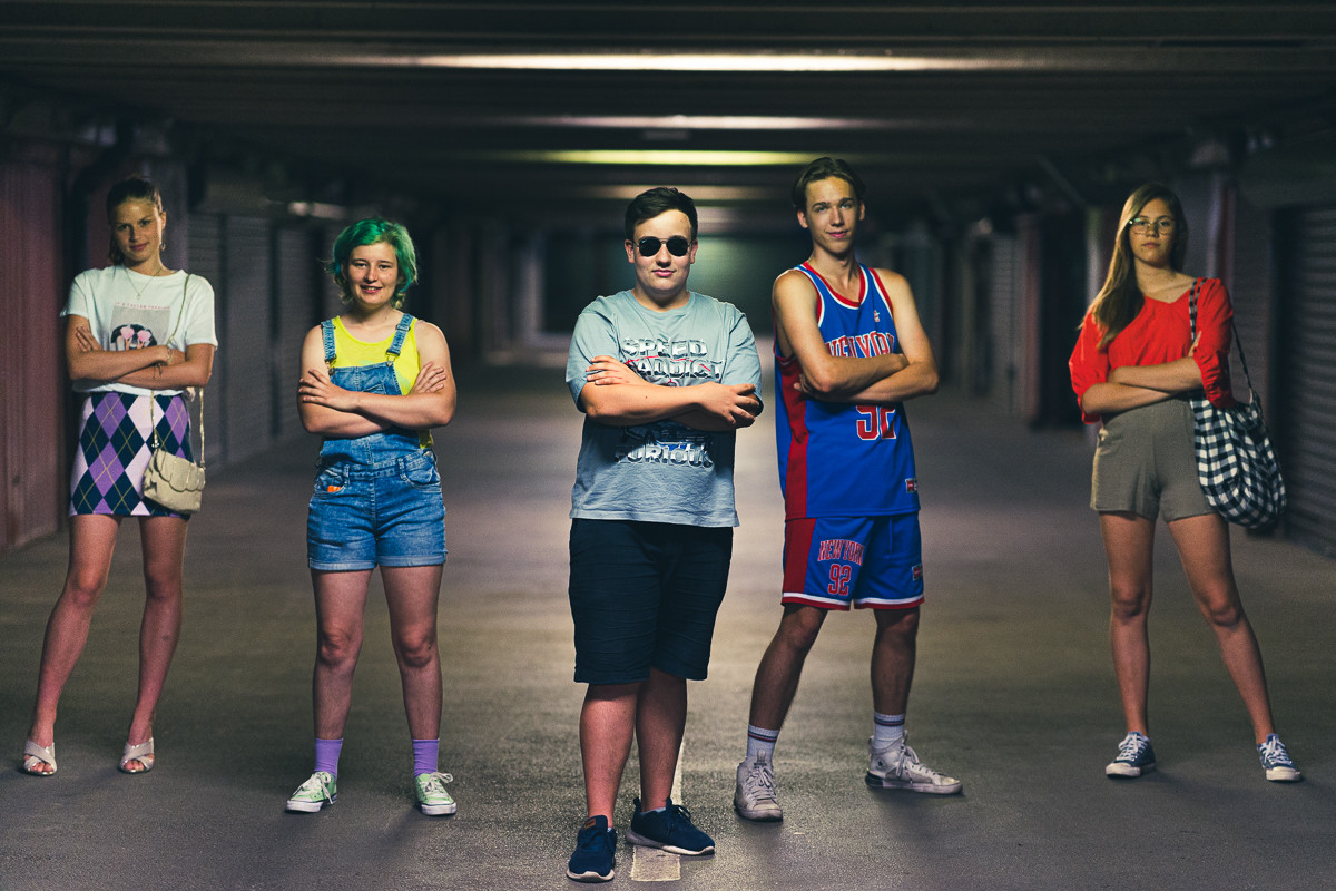 Dvorana v Cankarjevem domu polna otrok, ki spremljajo dogajanje na odru