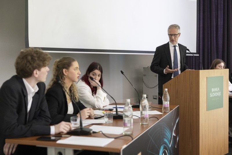 Finalni turnir v kategoriji izkušeni debaterji z guvernerjem Banke Slovenije Boštjanom Vasletom