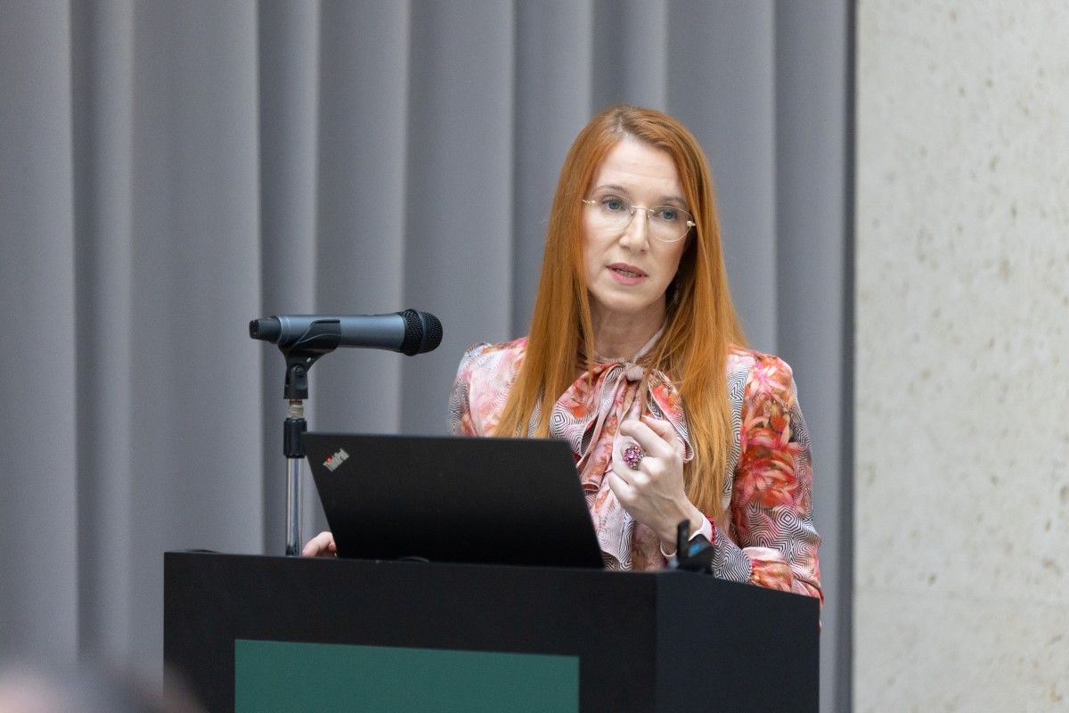 Arjana Brezigar za govornico