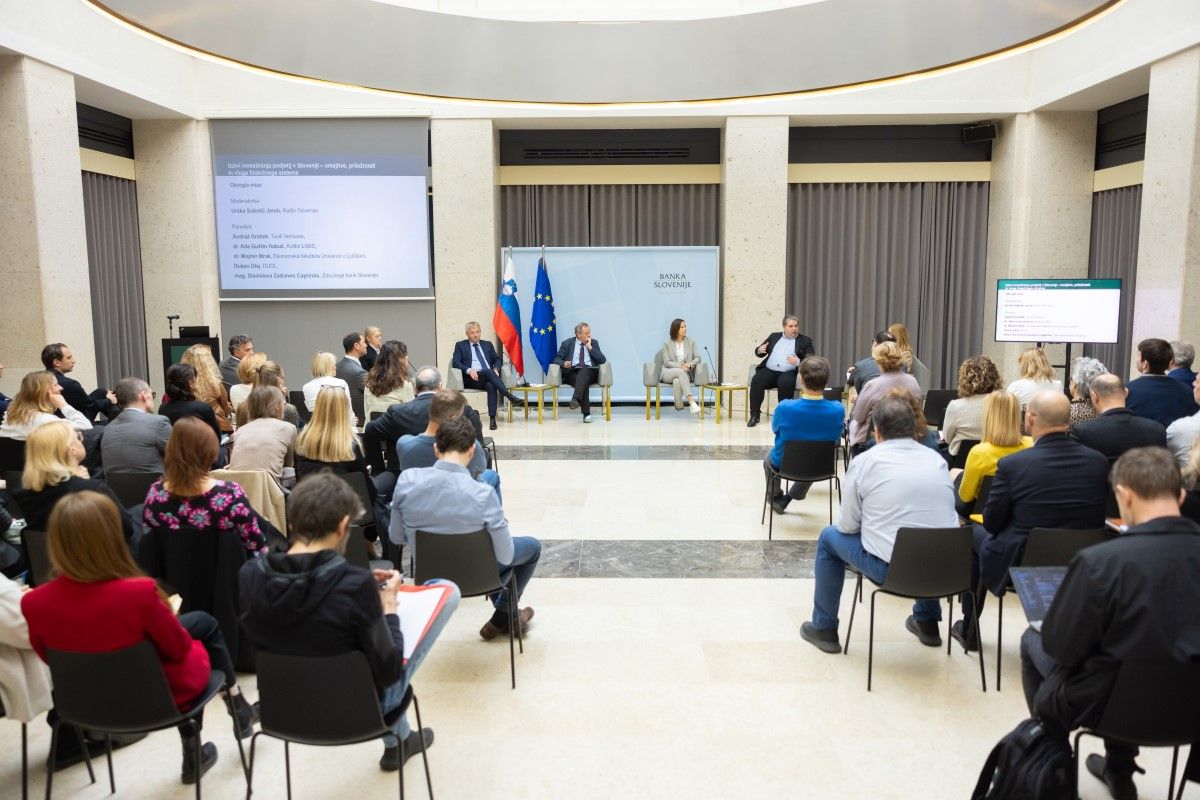 okrogla miza šest govorcev in publika