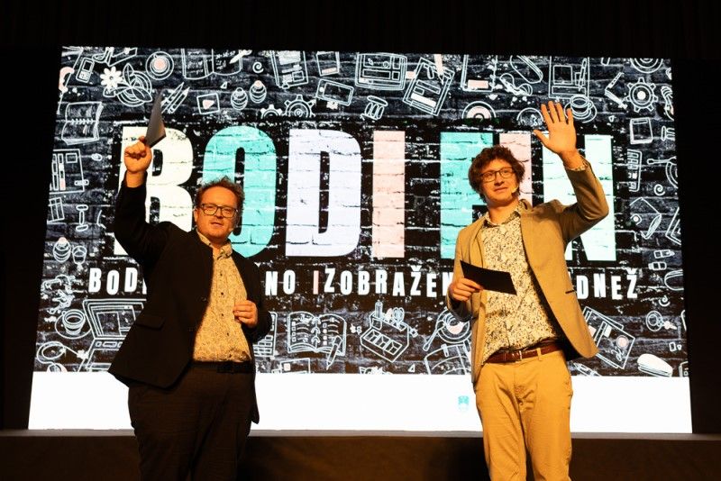 Voditelja dogodka Juš in Rok na odru ob otvoritvi