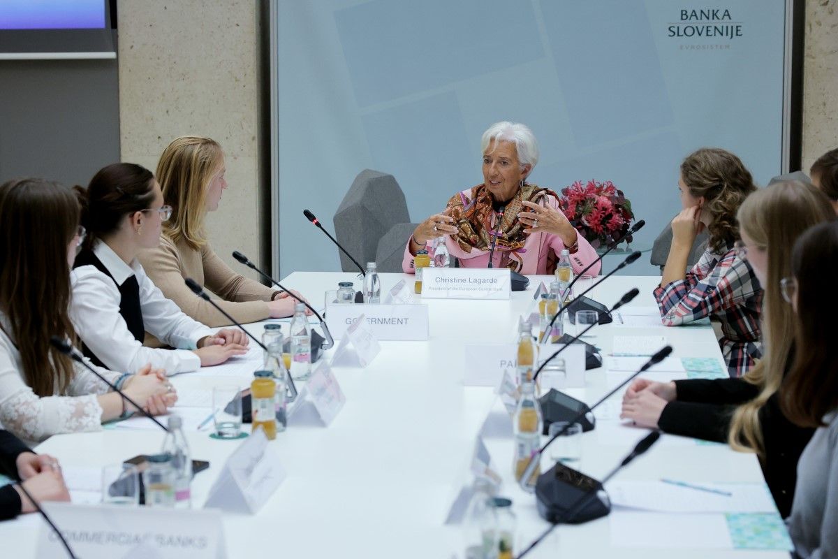Predsednica Christine Lagarde med dijaki