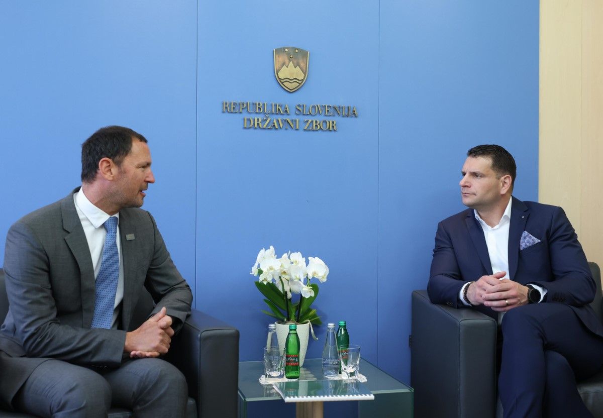 guverner dr. Primož Dolenc v pogovoru s predsednikom Državnega zbora RS Zoranom Stevanovićem