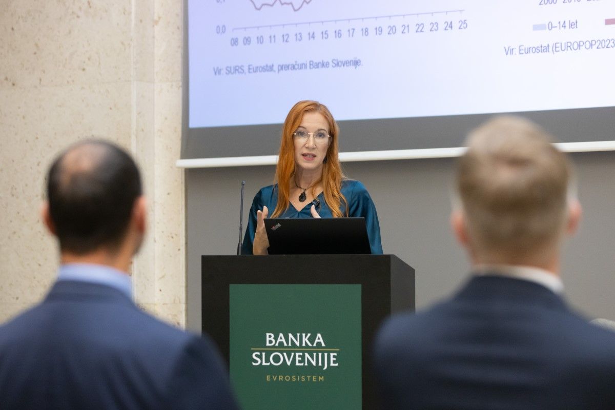 Arjana Brezigar za govornico