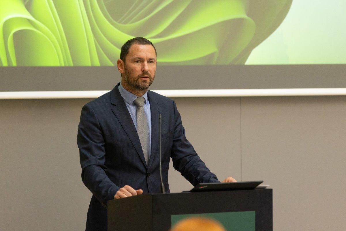 namestnik guvernerja Primož Dolenc za govornico