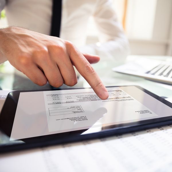 Moški prebira podatke na elektronski tablici