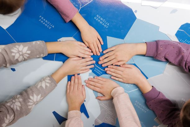 Dvorana v Cankarjevem domu polna otrok, ki spremljajo dogajanje na odru