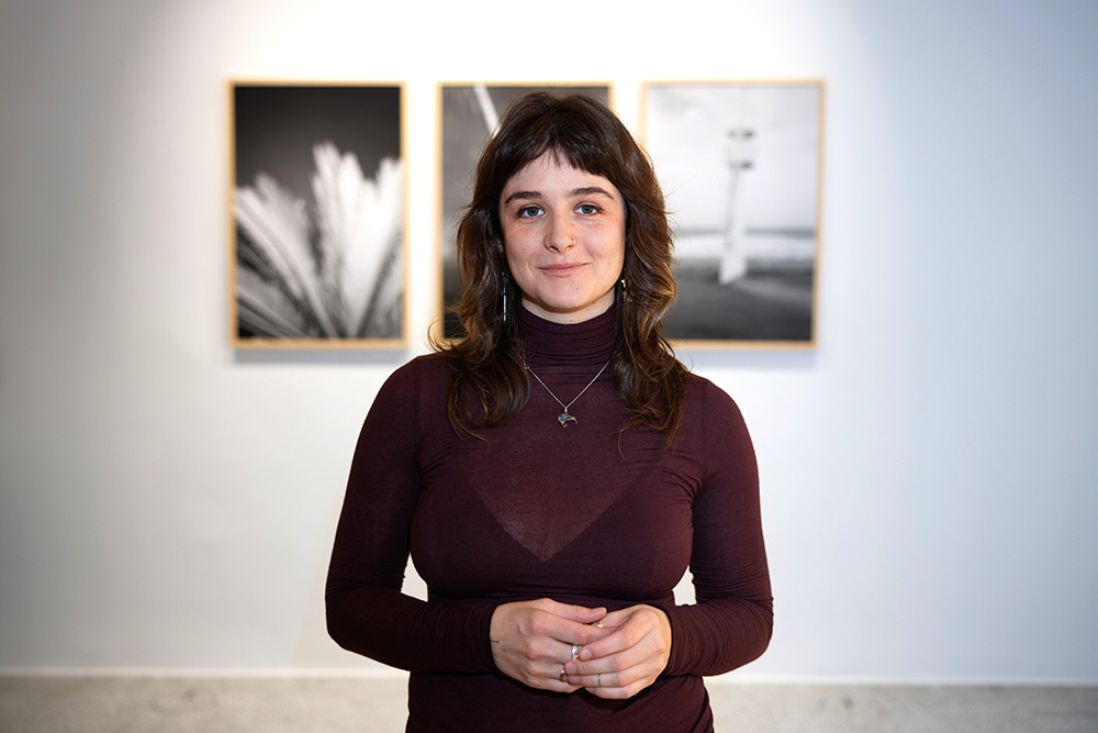 Detajl fotografije: plešoče dekle