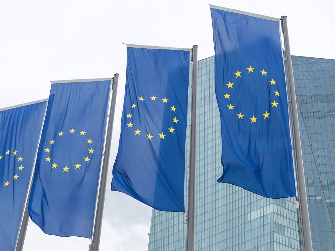 evropske zastave pred stavbo ECB
