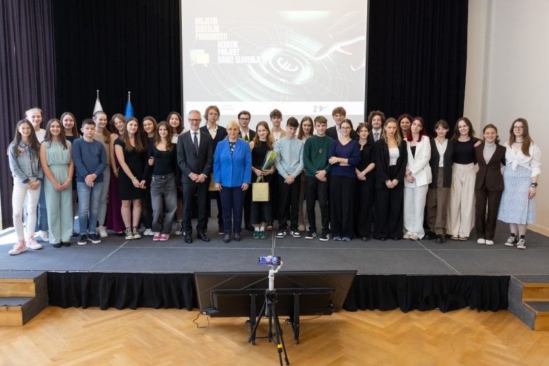 Skupna fotografija finalnega debatnega turnirja
