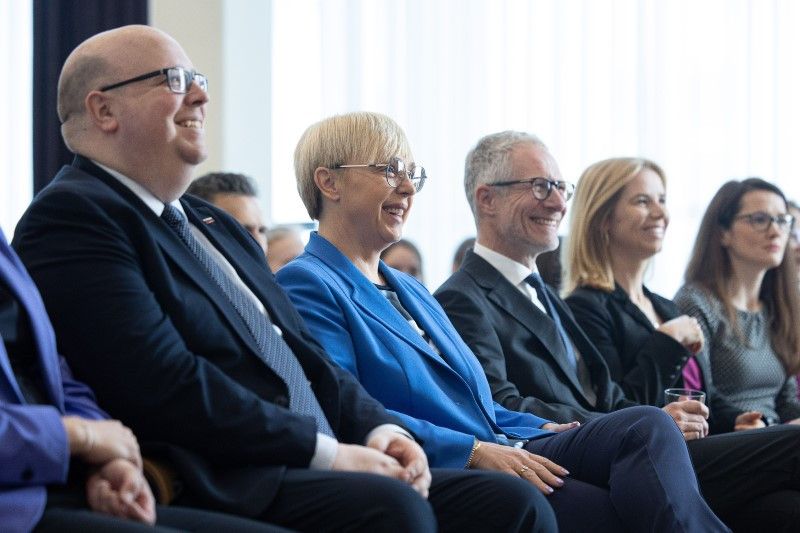 Občinstvo; predsednica države dr. Nataša Pirc Musar (na sredini) in guverner Banke Slovenije Boštjan Vasle (desno)