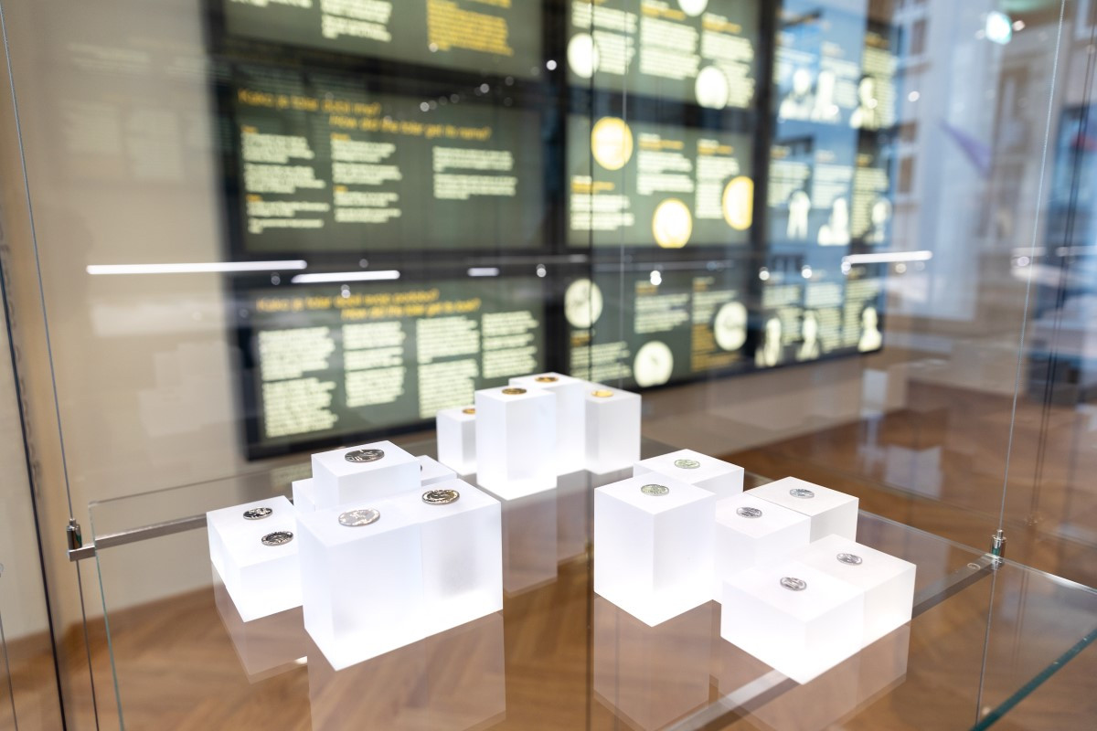 vitrina z različnimi kovanci