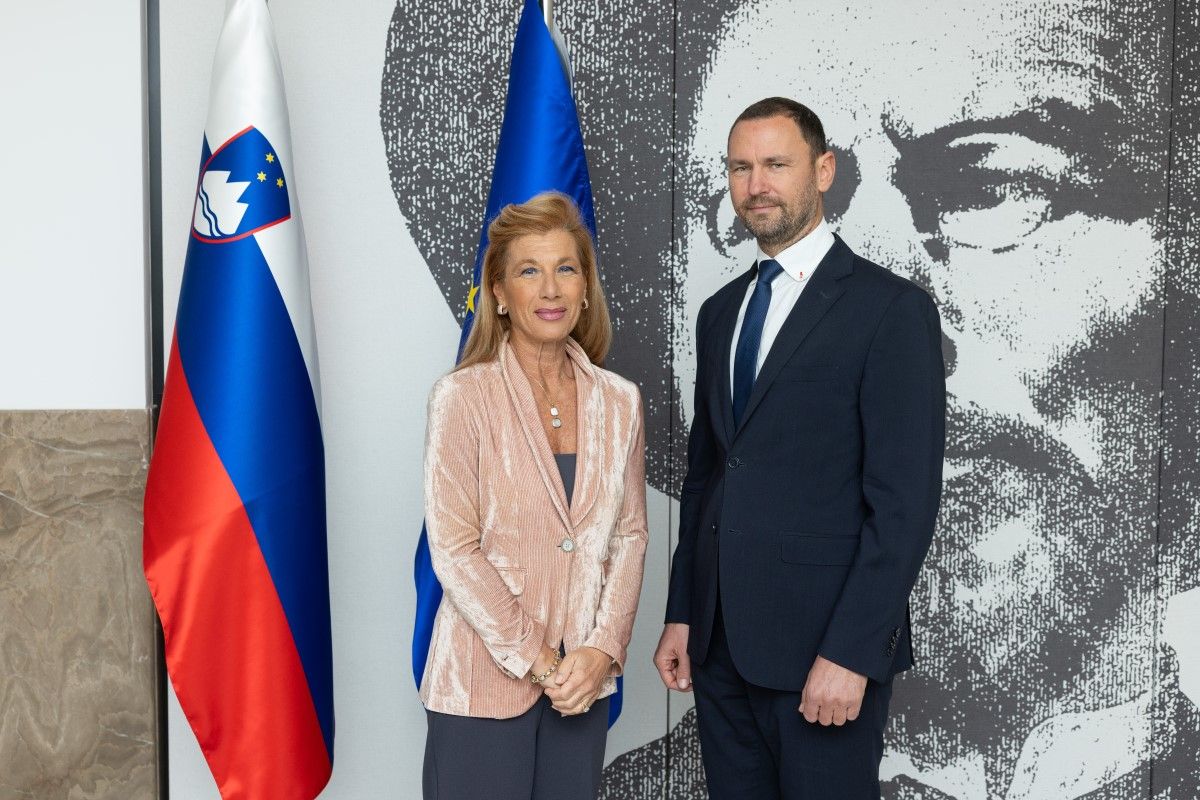 na fotografiji namestnik guvernerja Primož Dolenc in predsednica Organa Evropske unije za preprečevanje pranja denarja in financiranja terorizma (AMLA) Bruna Szego stojita pred slovensko in evropsko zastavo