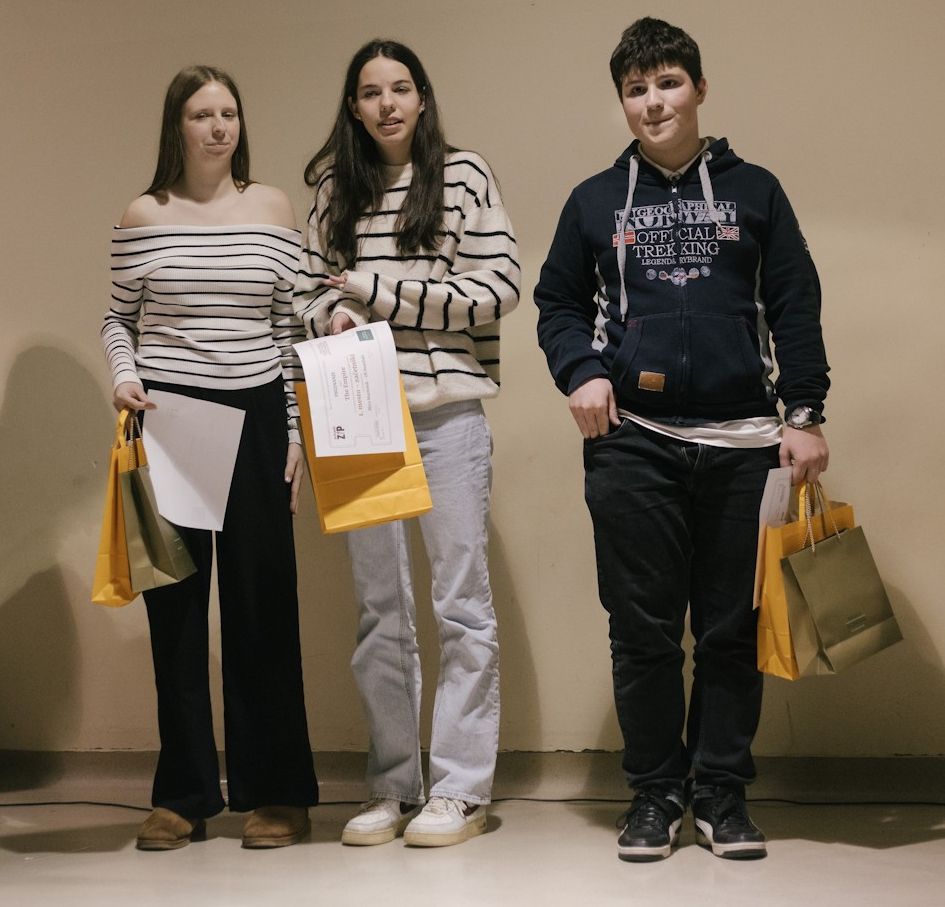 Ekipa The Empire ob razglasitvi drugega mesta na finalnem turnirju Mojstri digitalne prihodnosti