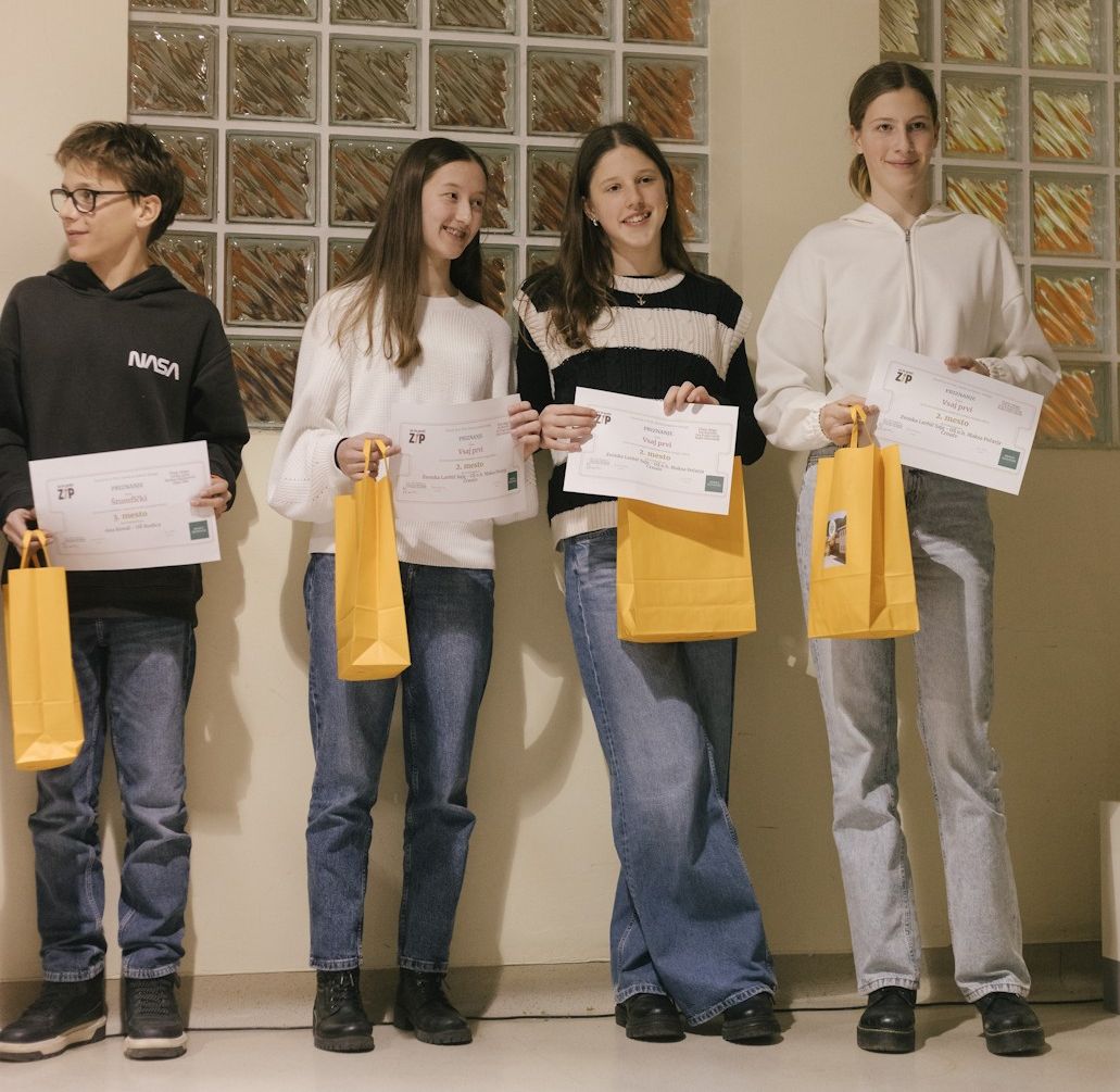 Ekipa Vsaj prvi na odru ob razglasitvi rezultatov