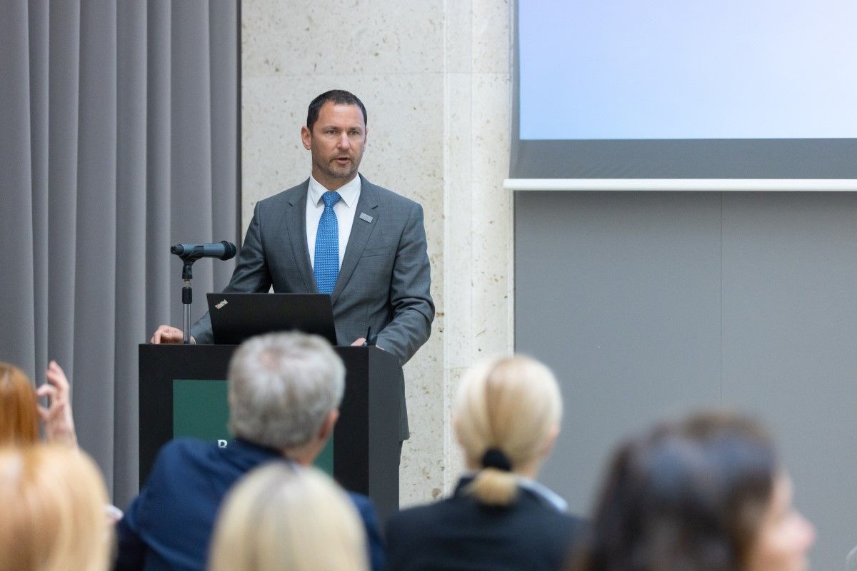 guverner Primož DOlenc za govornico