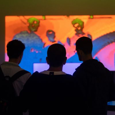 Obiskovalci si ogledujejo razstavljeno delo