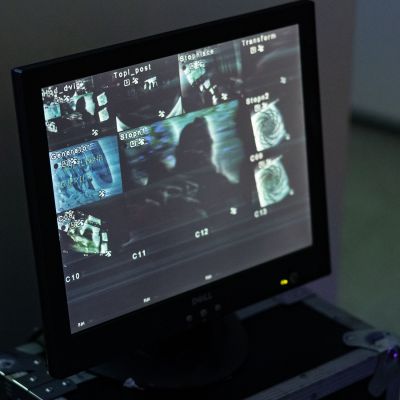 Obiskovalci si ogledujejo razstavljeno delo