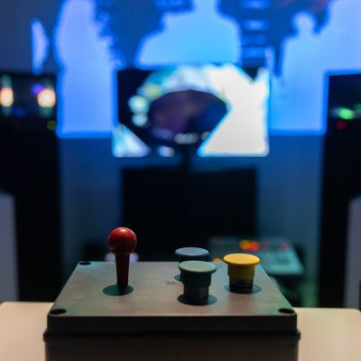 Obiskovalci si ogledujejo razstavljeno delo