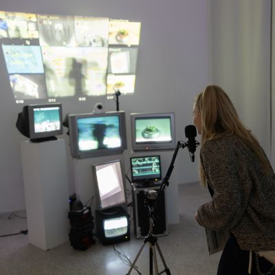 Obiskovalci si ogledujejo razstavljeno delo