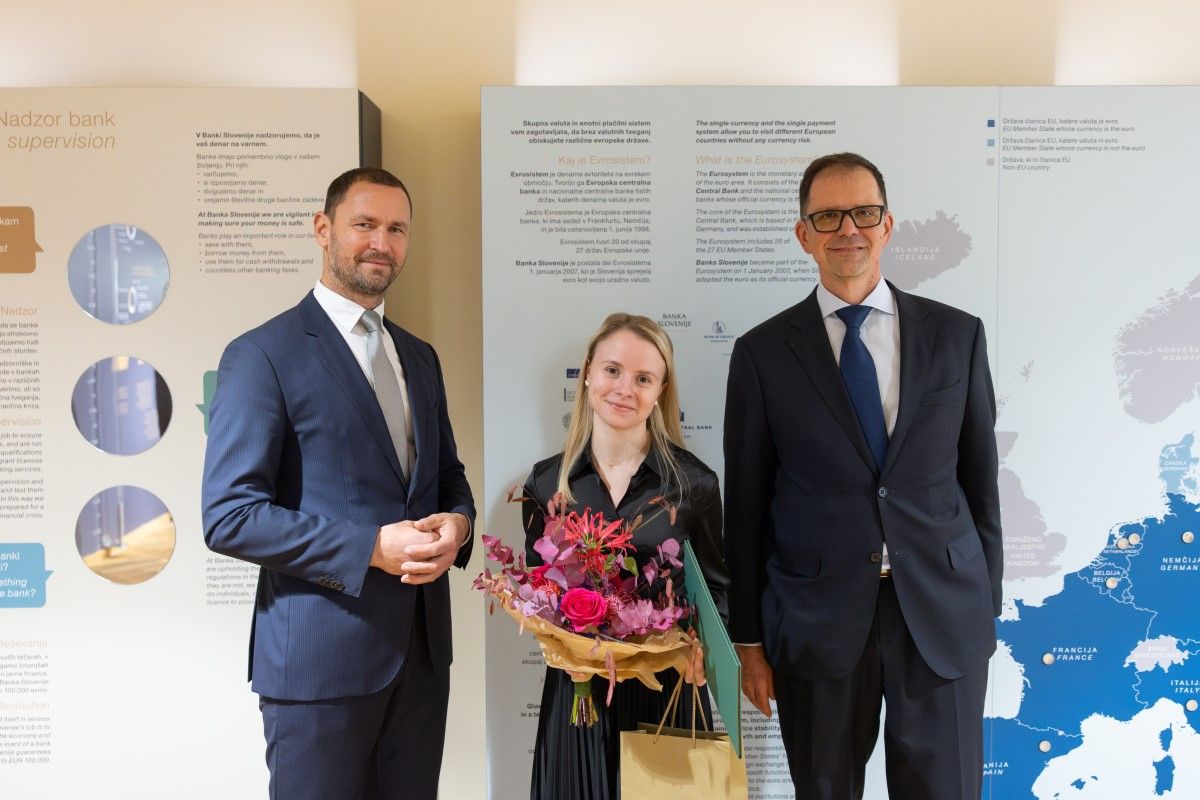 namestnik guvernerja Primož Dolenc in viceguverner Marko Pahor na skupinki sliki z nagrajenko