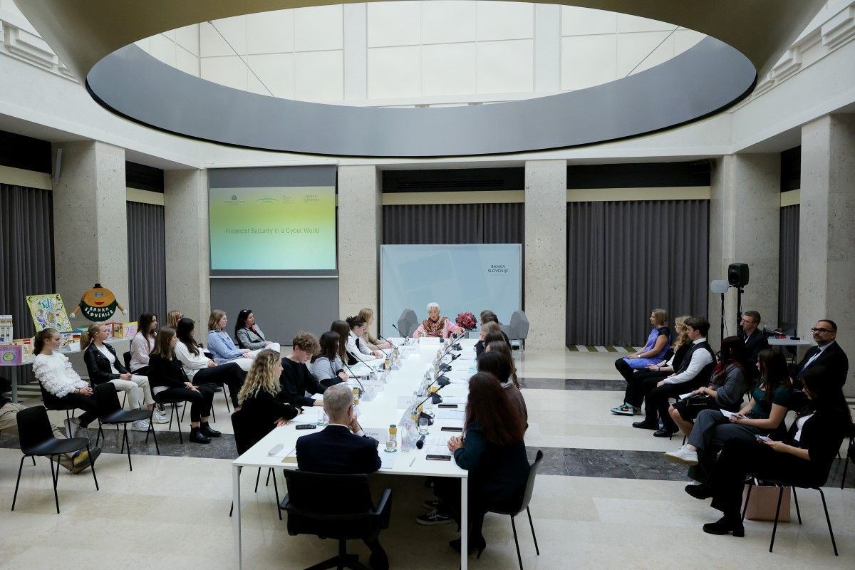 Predsednica ECB in guverner Banke Slovenije v sproščenem pogovoru z dijaki v avli Banke Slovenije