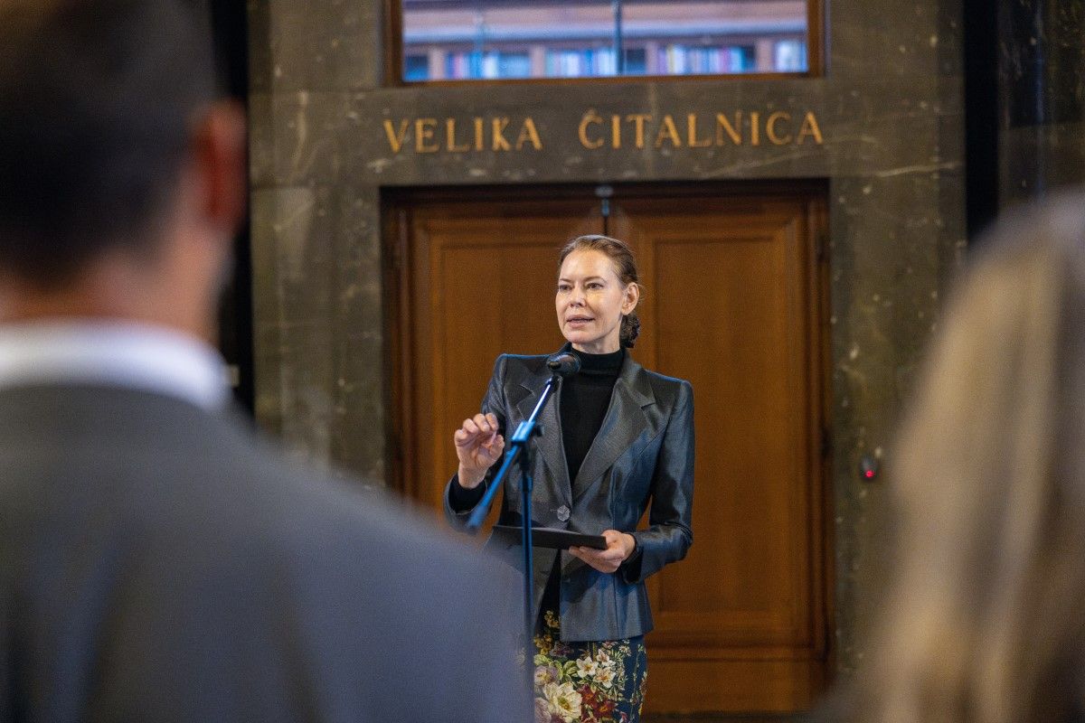 Ravnateljica Narodne in univerzitetne knjižnice dr. Jana Kolar  nagovarja udeležence razstave