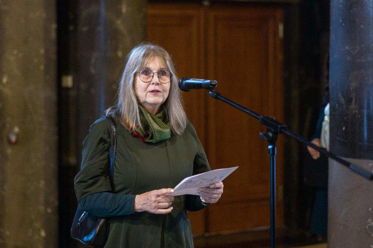 Direktorica Narodnega muzeja Slovenije doc. ddr. Mateja Kos Zabel nagovarja udeležence razstave