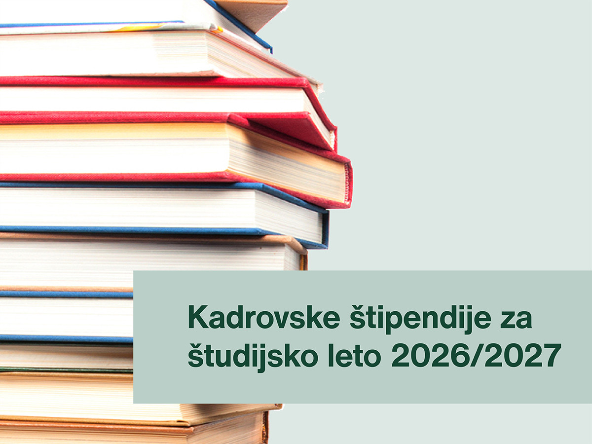 Na levi strani slike je visok kup zloženih knjig z raznobarvnimi platnicami. Na svetlem ozadju je poudarjen napis »Kadrovske štipendije za študijsko leto 2026/2027«, ki napoveduje razpis za štipendiranje študentov.