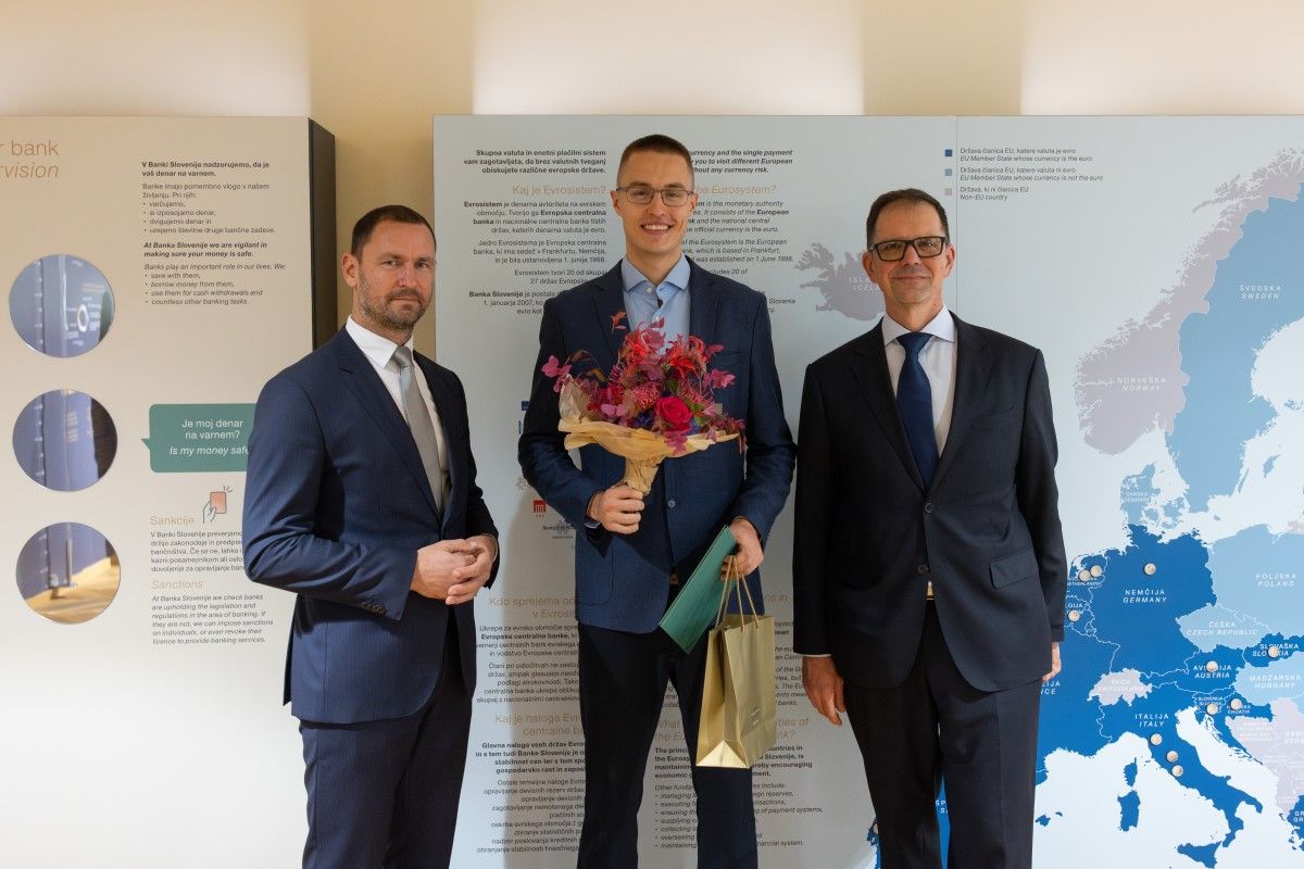 namestnik guvernerja Primož Dolenc in viceguverner Marko Pahor na skupinki sliki z nagrajencem