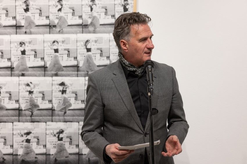 viceguverner Milan Martin Cvikl govori na odprtju razstave