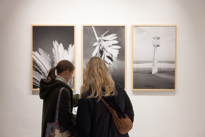 Obiskovalki razstave si ogledujeta razstavljene fotografije