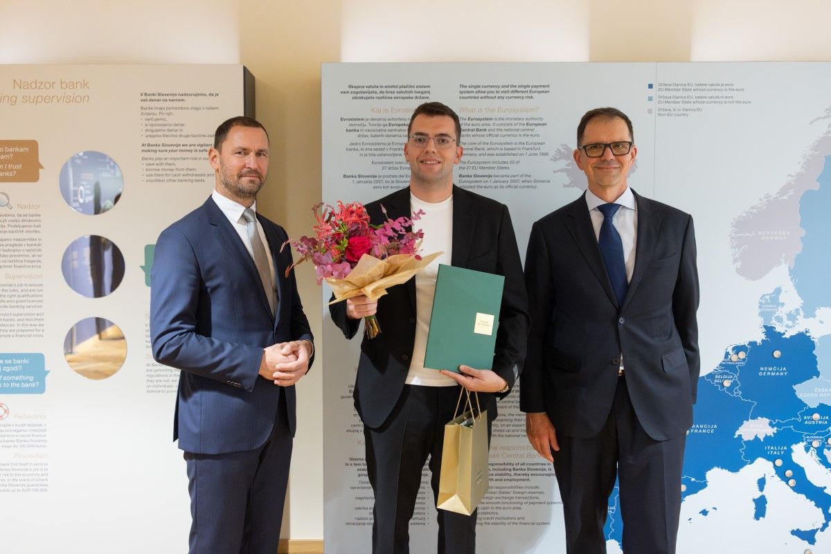 namestnik guvernerja Primož Dolenc in viceguverner Marko Pahor na skupinki sliki z nagrajencem