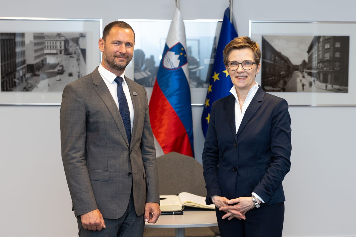 guverner Primož Dolenc in Claudia Buch, predsednica Nadzornega odbora Enotnega mehanizma nadzora stojita pred slovensko in EU zastavo