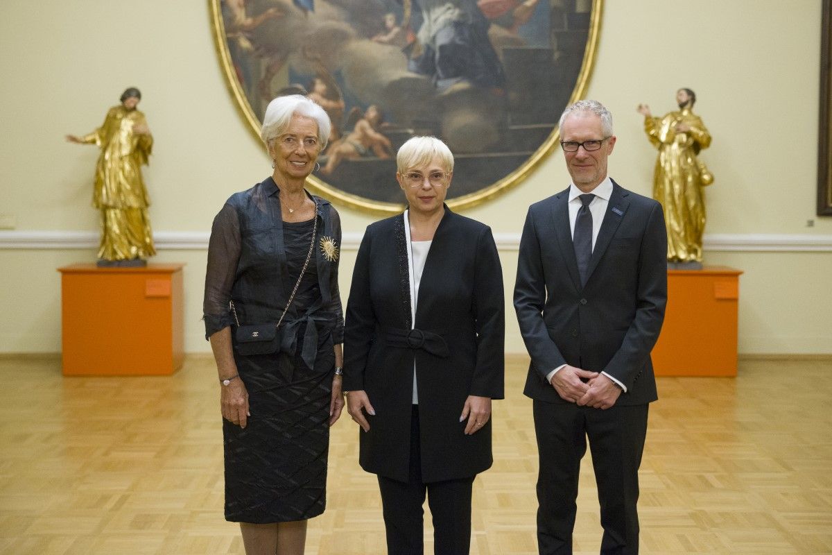 Skupinska fotografija predsednice Evropske centralne banke, predsednice Republike Slovenije in guvernerja Banke Slovenije v dvorani Narodne galerije