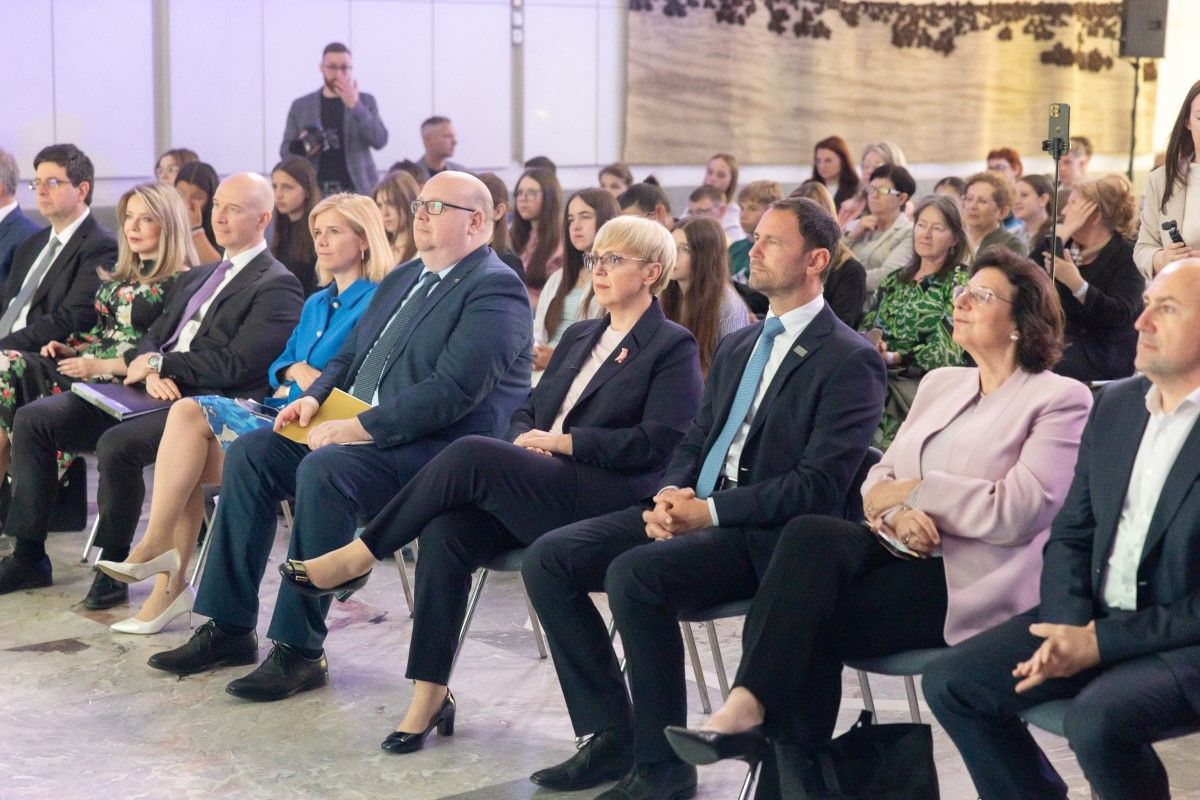 visoki predstavniki centralnih bank in drugih institucij spremljajo dogodek Mojstri digitalne prihodnosti