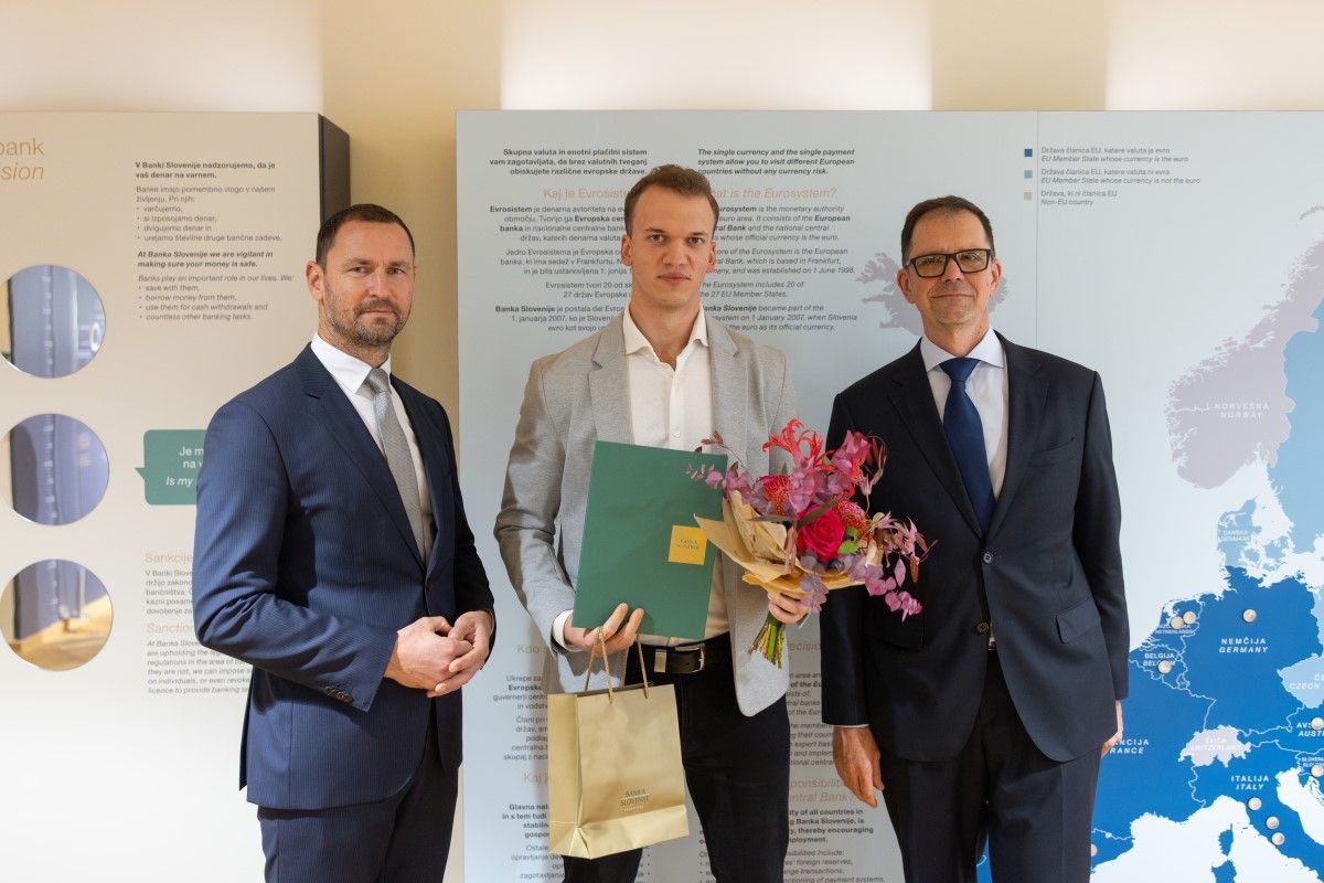 namestnik guvernerja Primož Dolenc in viceguverner Marko Pahor na skupinki sliki z nagrajencem