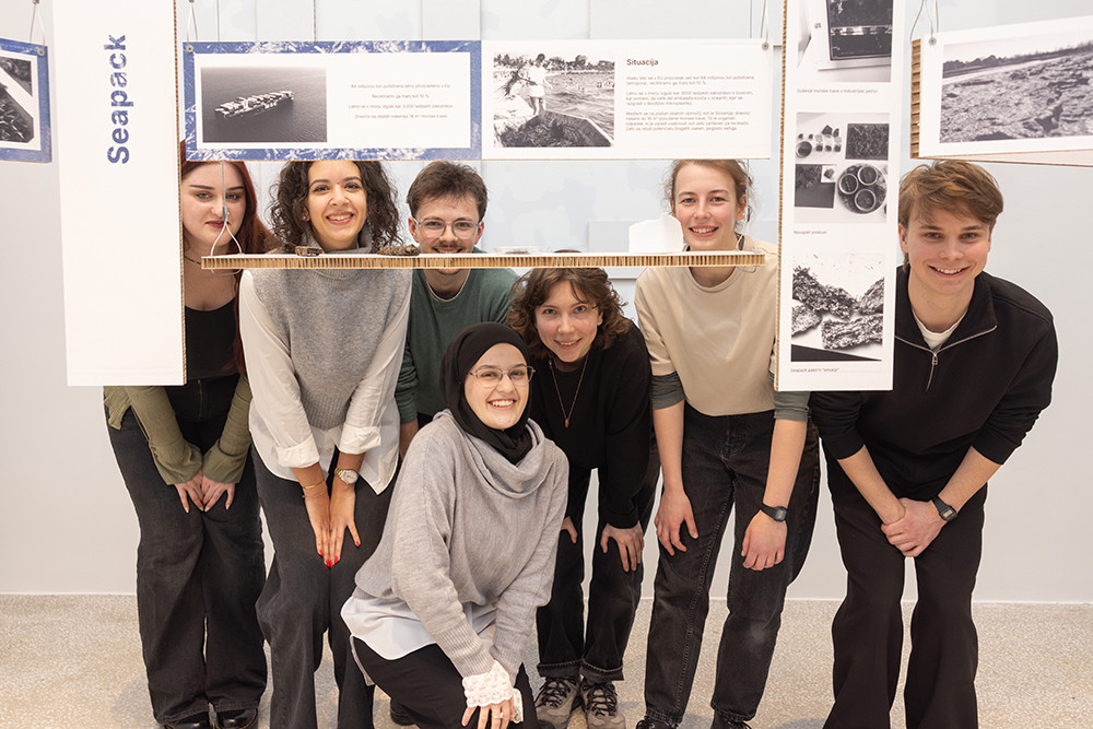 Razstavljeni eksponati v galeriji